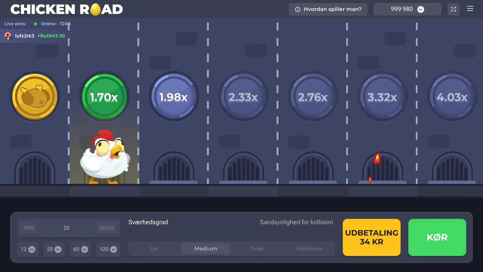 Den danske demo af Chicken Road: kyllingen på 1,70x, de næste skilte 1,98x og 2,33x, og knapperne Udbetaling 34 kr. og Kør